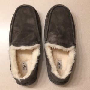 UGG men’s grey slippers. Size 9. Excellent cond.